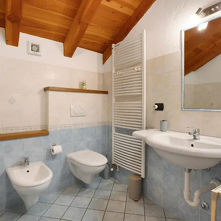 Tra Montagna E Citta - אאוסטה