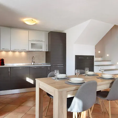 Tra Montagna E Citta - אאוסטה